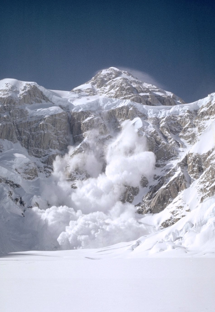 Avalanche cloud in front of a mountain